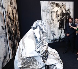 Su Majestad la Reina recibe las explicaciones de una de las obras , por parte de la artista Lita Cabellut
